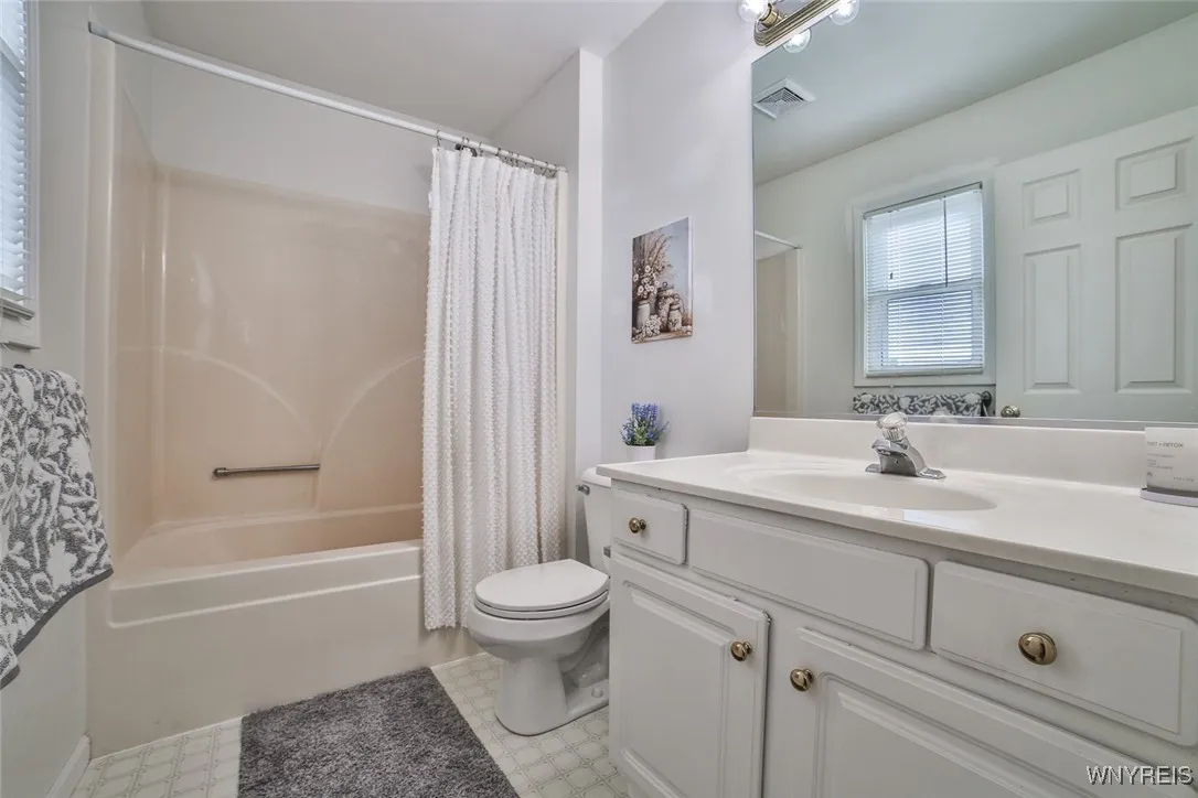 47 Independence Lane, Grand Island, New York 14072, Grand Island, New York 14072, 3 Bedrooms Bedrooms, 8 Rooms Rooms,2 BathroomsBathrooms,Residential,Closed,47 Independence Lane, Grand Island, New York 14072,0,B1631155