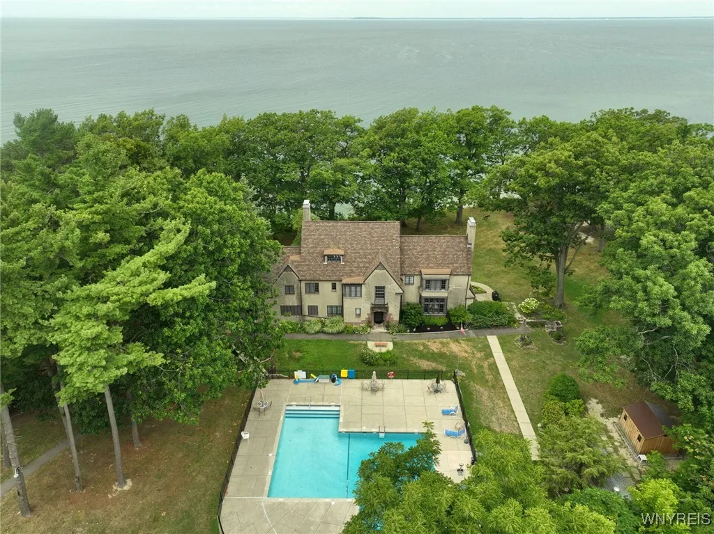 1406 Green Briar Court, Evans, New York 14047, Evans, New York 14047, 2 Bedrooms Bedrooms, 6 Rooms Rooms,2 BathroomsBathrooms,Residential,Closed,1406 Green Briar Court, Evans, New York 14047,0,B1631320