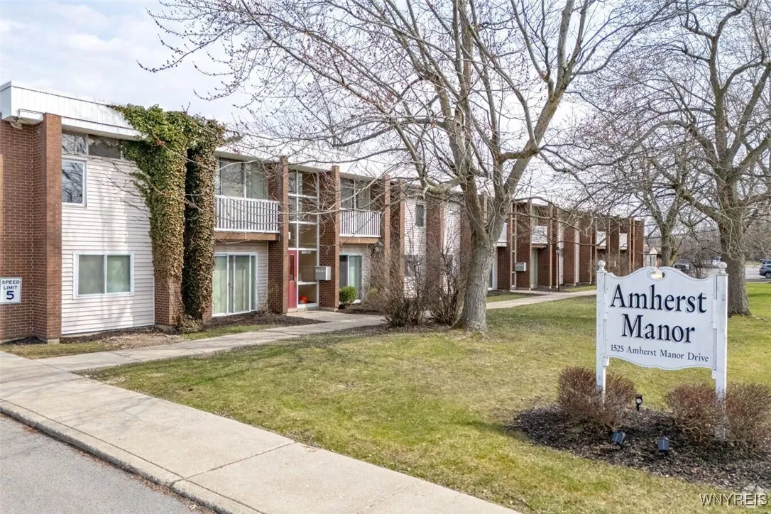 1525 Amherst Manor Drive, Amherst, New York 14221, Amherst, New York 14221, 2 Bedrooms Bedrooms, 5 Rooms Rooms,2 BathroomsBathrooms,Residential Lease,For Rent,1525 Amherst Manor Drive, Amherst, New York 14221,0,B1632284