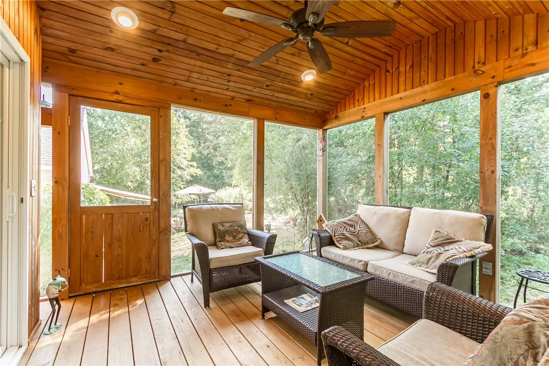 BE AT ONE WITH NATURE - WOOD CATHEDRAL CEILING SCREENED PORCH!