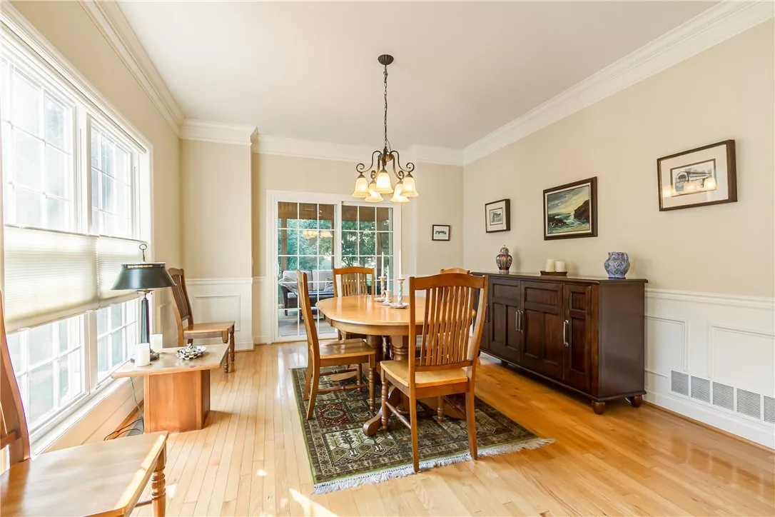 ENTERTAINMENT SIZED DINING ROOM JUST OFF THE GREAT ROOM!