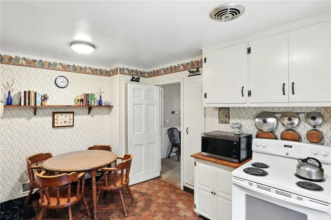 22 Hearthstone Road, Pittsford, New York 14534, Pittsford, New York 14534, 4 Bedrooms Bedrooms, 10 Rooms Rooms,2 BathroomsBathrooms,Residential,Closed,22 Hearthstone Road, Pittsford, New York 14534,0,R1631475