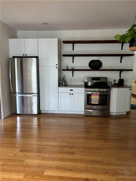 kitchen with craftsman soft close door and drawers