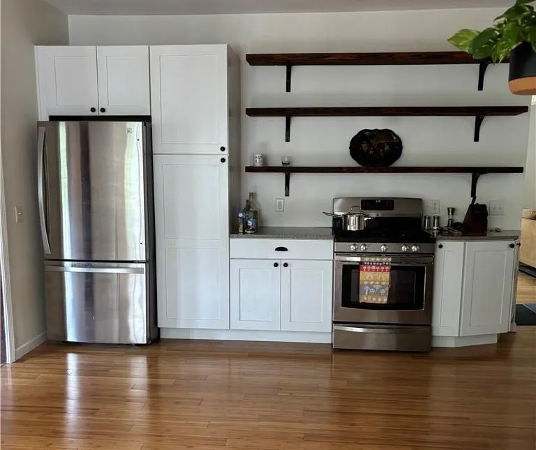 Craftsman Soft close Kitchen Cabinets with new appliances