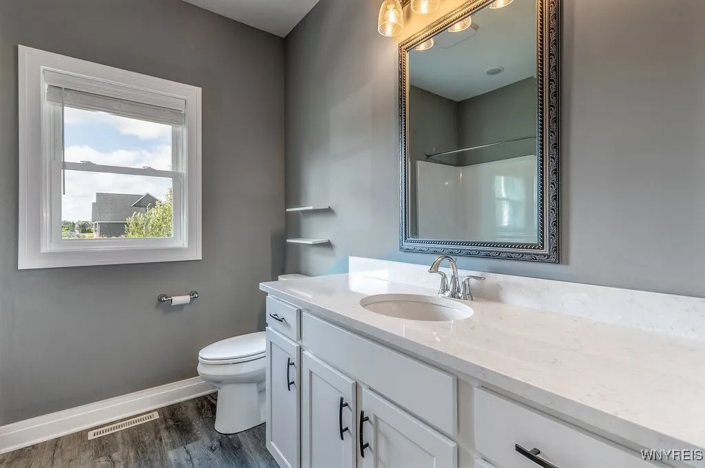 Full bath between 2nd and 3rd bedrooms