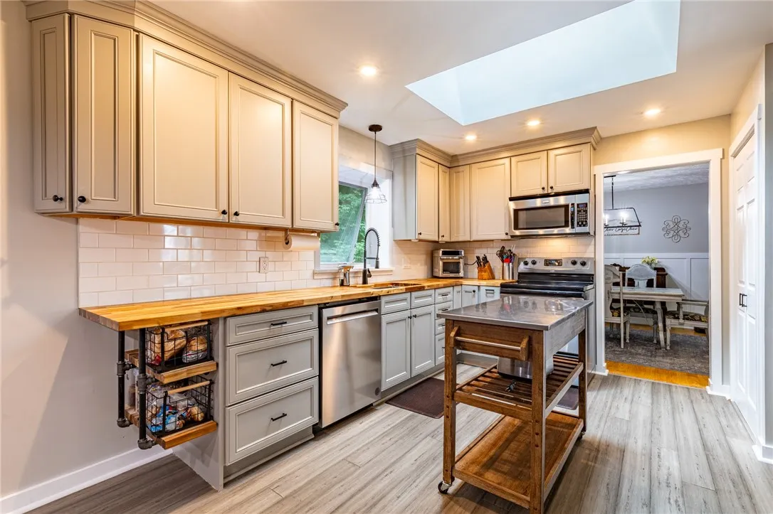 725 Gasberry Lane, Webster, New York 14580, Webster, New York 14580, 4 Bedrooms Bedrooms, 9 Rooms Rooms,1 BathroomBathrooms,Residential,Closed,725 Gasberry Lane, Webster, New York 14580,0,R1632206