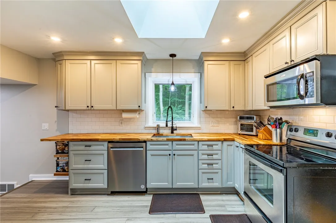 725 Gasberry Lane, Webster, New York 14580, Webster, New York 14580, 4 Bedrooms Bedrooms, 9 Rooms Rooms,1 BathroomBathrooms,Residential,Closed,725 Gasberry Lane, Webster, New York 14580,0,R1632206