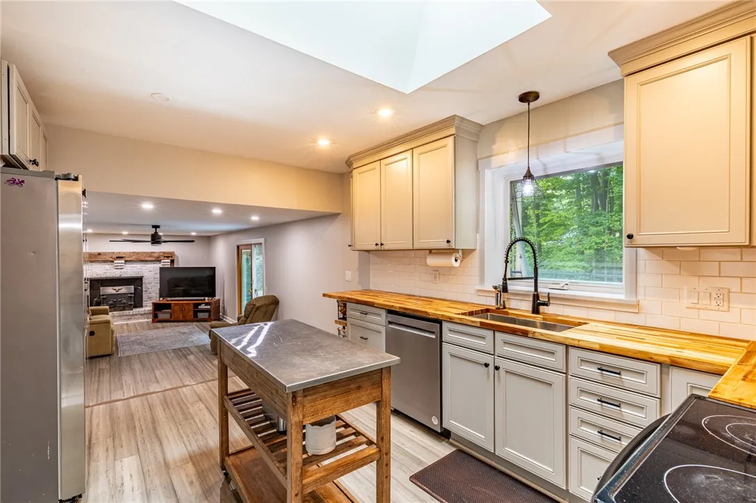 725 Gasberry Lane, Webster, New York 14580, Webster, New York 14580, 4 Bedrooms Bedrooms, 9 Rooms Rooms,1 BathroomBathrooms,Residential,Closed,725 Gasberry Lane, Webster, New York 14580,0,R1632206