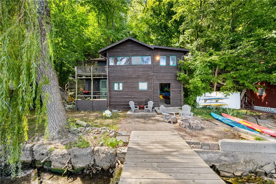 Lakefront bunkhouse/Cottage