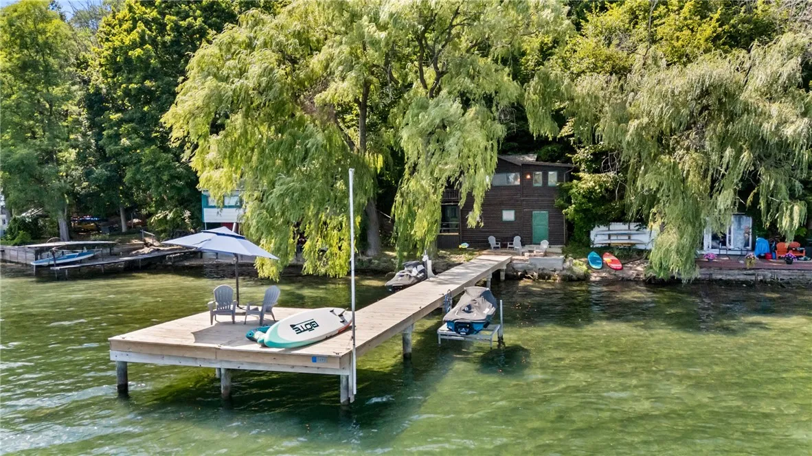Lakefront bunkhouse/Cottage