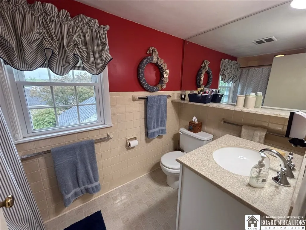 Second floor full  bathroom