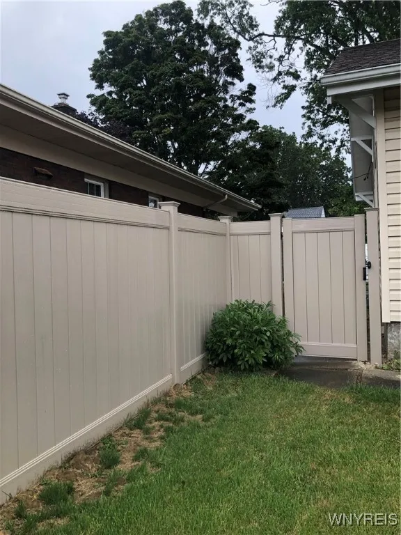 GATE -TO FRONT YARD