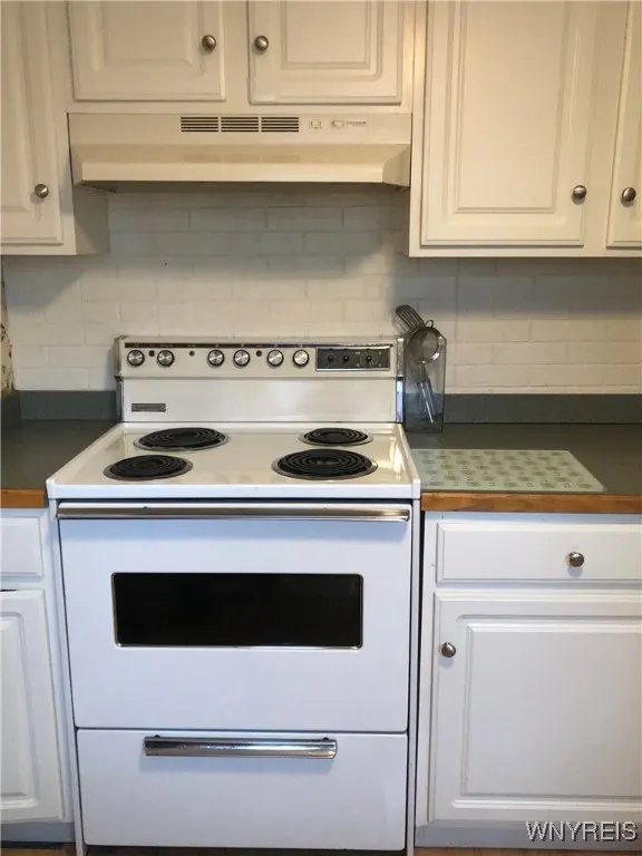 WHITE CABINETS - ELEC STOVE/OVEN