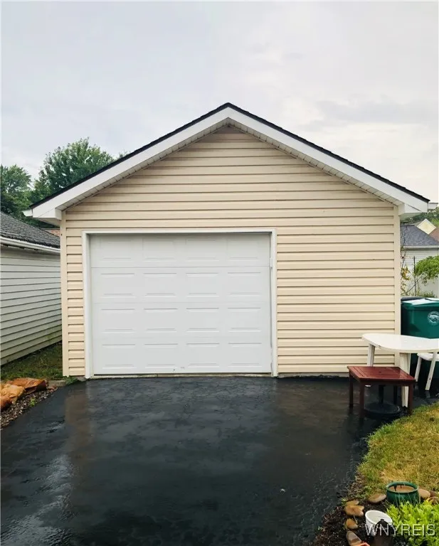 320 SQ FT 1.5 CAR W/AUTOMATIC OPERATOR