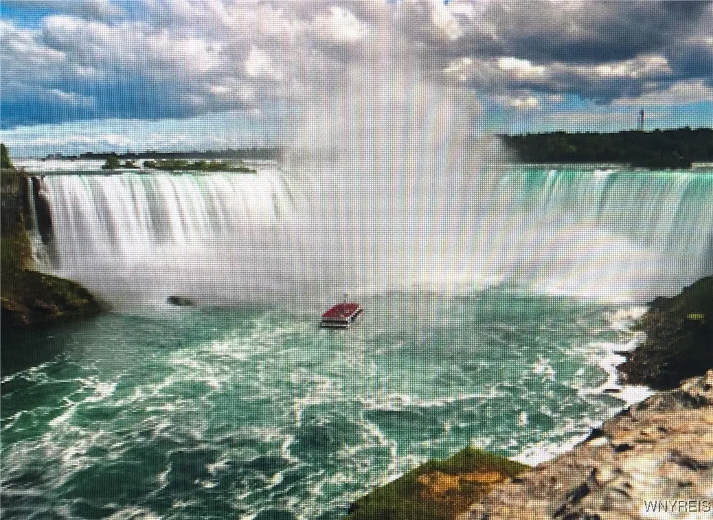 15 NINUTES TO HORSE SHOE FALLS/BORDER TO CANADA