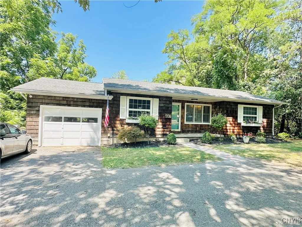 977 Old Seneca Turnpike, Skaneateles, New York 131, Skaneateles, New York 13152, 3 Bedrooms Bedrooms, 6 Rooms Rooms,1 BathroomBathrooms,Residential,Closed,977 Old Seneca Turnpike, Skaneateles, New York 131,0,S1621584