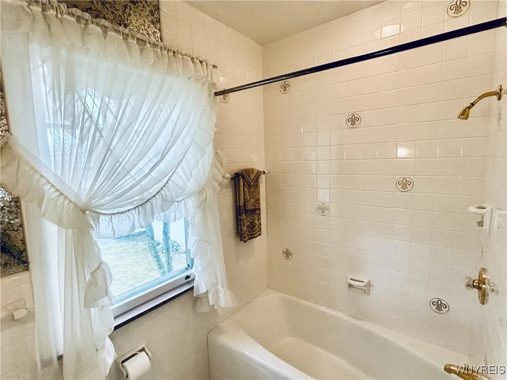 4998 Lake Shore Road, Hamburg, New York 14075, Hamburg, New York 14075, 4 Bedrooms Bedrooms, 10 Rooms Rooms,1 BathroomBathrooms,Residential,For Sale,4998 Lake Shore Road, Hamburg, New York 14075,B1632070