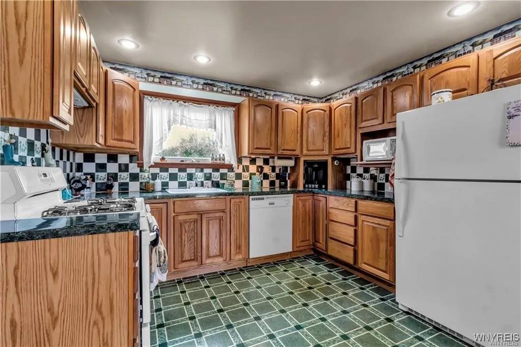 8420 Northfield Road, Clarence, New York 14032, Clarence, New York 14032, 3 Bedrooms Bedrooms, 8 Rooms Rooms,1 BathroomBathrooms,Residential,For Sale,8420 Northfield Road, Clarence, New York 14032,B1632629