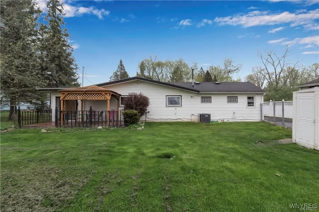 8420 Northfield Road, Clarence, New York 14032, Clarence, New York 14032, 3 Bedrooms Bedrooms, 8 Rooms Rooms,1 BathroomBathrooms,Residential,For Sale,8420 Northfield Road, Clarence, New York 14032,B1632629