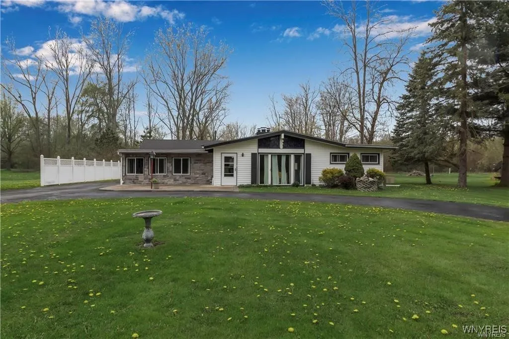 8420 Northfield Road, Clarence, New York 14032, Clarence, New York 14032, 3 Bedrooms Bedrooms, 8 Rooms Rooms,1 BathroomBathrooms,Residential,For Sale,8420 Northfield Road, Clarence, New York 14032,B1632629
