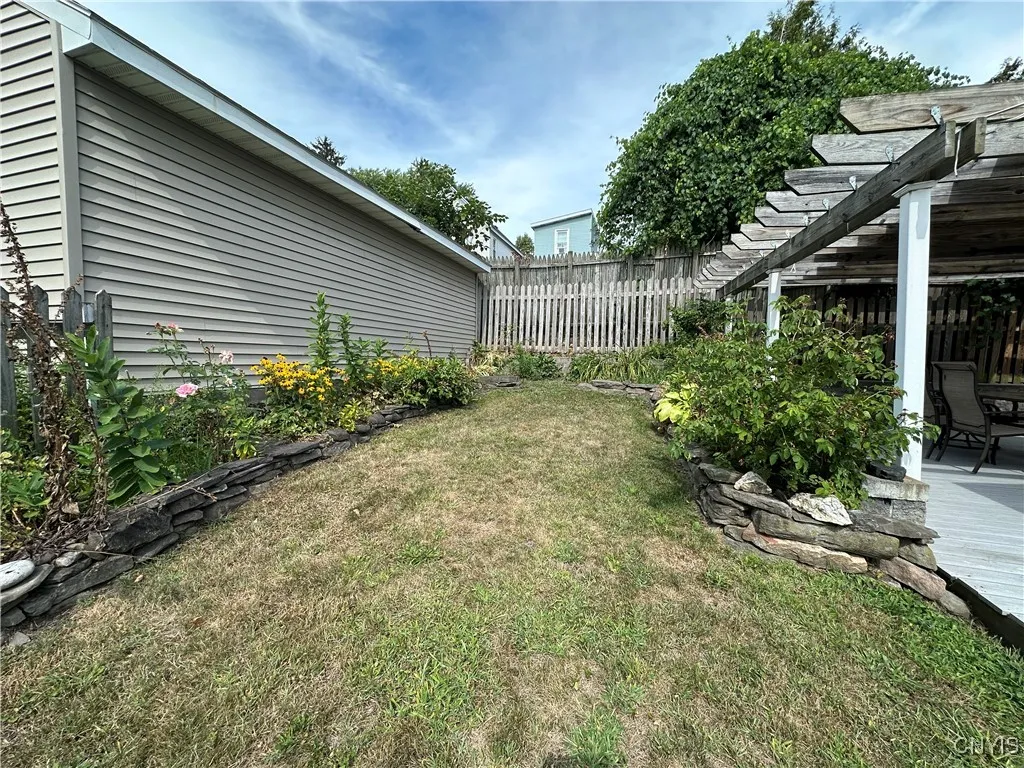 175 East 4th Street, Oswego, New York 13126, Oswego, New York 13126, 4 Bedrooms Bedrooms, 8 Rooms Rooms,2 BathroomsBathrooms,Residential,Closed,175 East 4th Street, Oswego, New York 13126,0,S1632672