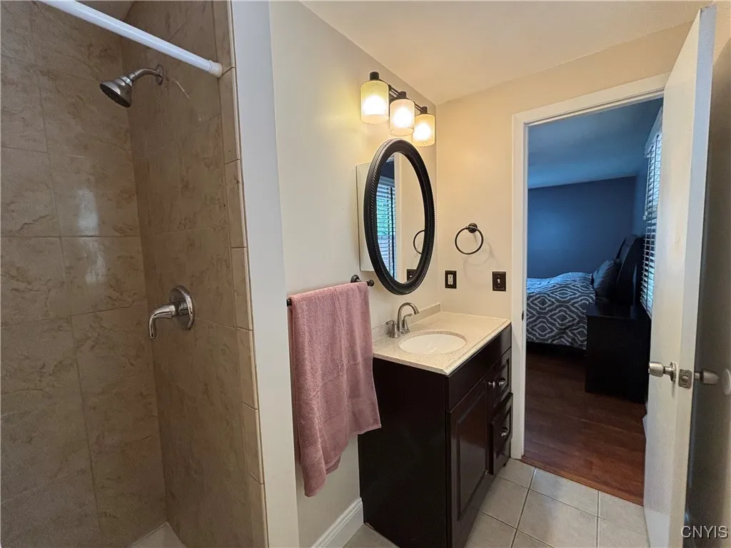 Full bathroom in 3rd/main bedroom