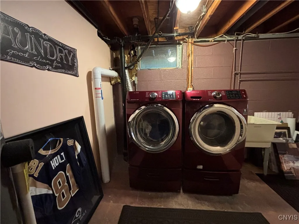 Laundry room. Washer and dryer stay.