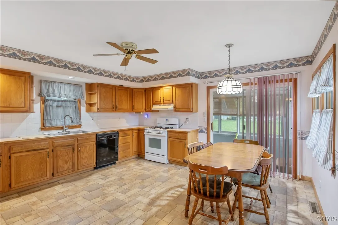 Huge eat in Kitchen