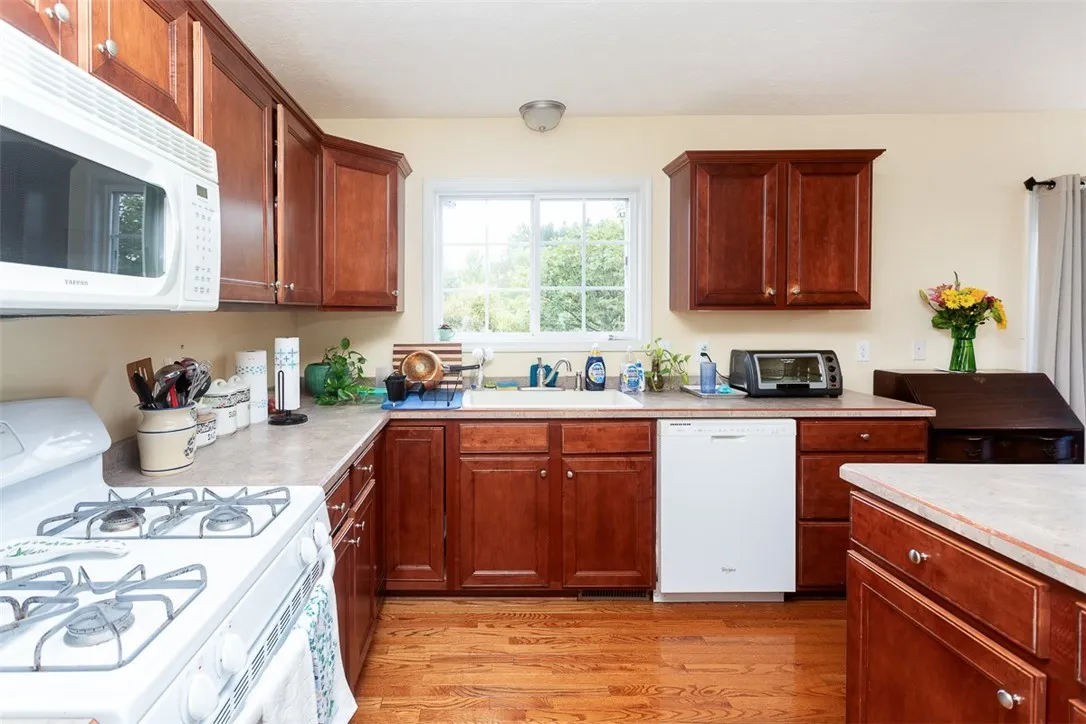 8 Westhampton, Geneseo, New York 14454, Geneseo, New York 14454, 4 Bedrooms Bedrooms, 7 Rooms Rooms,3 BathroomsBathrooms,Residential,For Sale,8 Westhampton, Geneseo, New York 14454,R1632067