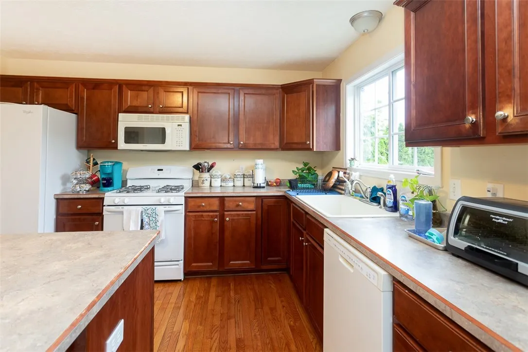 8 Westhampton, Geneseo, New York 14454, Geneseo, New York 14454, 4 Bedrooms Bedrooms, 7 Rooms Rooms,3 BathroomsBathrooms,Residential,For Sale,8 Westhampton, Geneseo, New York 14454,R1632067