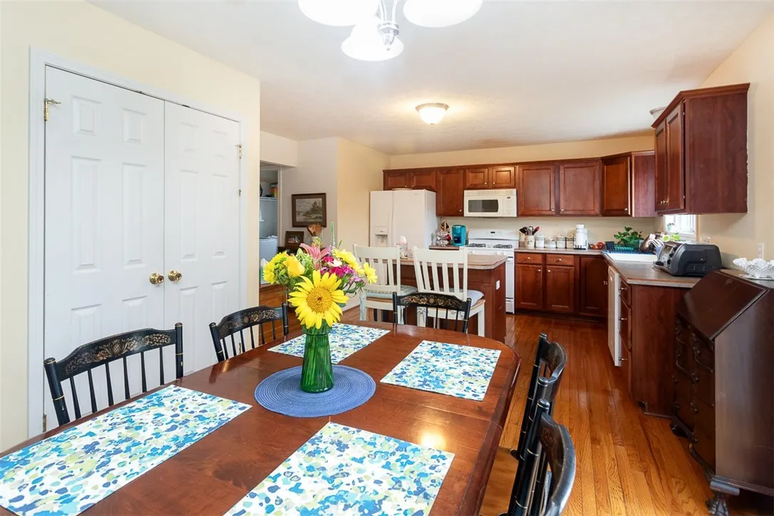 8 Westhampton, Geneseo, New York 14454, Geneseo, New York 14454, 4 Bedrooms Bedrooms, 7 Rooms Rooms,3 BathroomsBathrooms,Residential,For Sale,8 Westhampton, Geneseo, New York 14454,R1632067