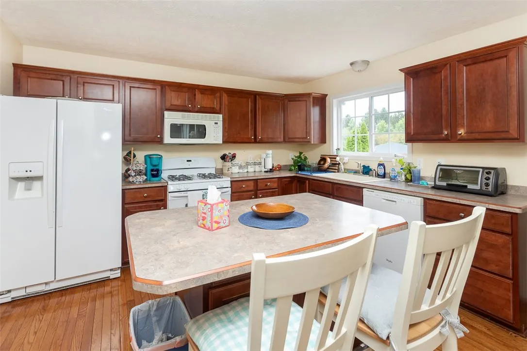 8 Westhampton, Geneseo, New York 14454, Geneseo, New York 14454, 4 Bedrooms Bedrooms, 7 Rooms Rooms,3 BathroomsBathrooms,Residential,For Sale,8 Westhampton, Geneseo, New York 14454,R1632067