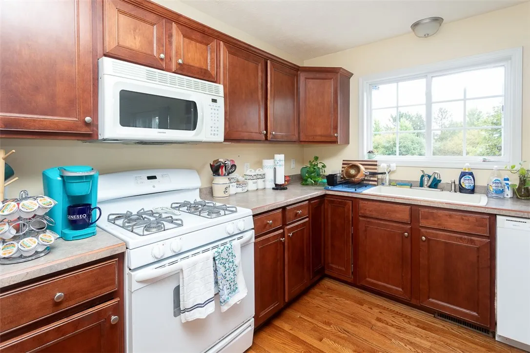8 Westhampton, Geneseo, New York 14454, Geneseo, New York 14454, 4 Bedrooms Bedrooms, 7 Rooms Rooms,3 BathroomsBathrooms,Residential,For Sale,8 Westhampton, Geneseo, New York 14454,R1632067