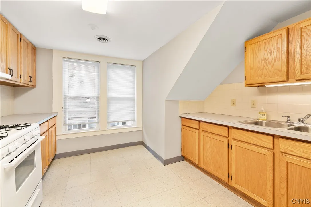 633 Park Avenue, Syracuse, New York 13204, Syracuse, New York 13204, 5 Bedrooms Bedrooms, ,3 BathroomsBathrooms,Residential,For Sale,633 Park Avenue, Syracuse, New York 13204,S1632324