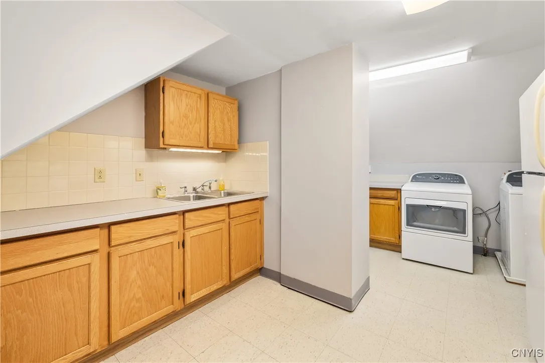 633 Park Avenue, Syracuse, New York 13204, Syracuse, New York 13204, 5 Bedrooms Bedrooms, ,3 BathroomsBathrooms,Residential,For Sale,633 Park Avenue, Syracuse, New York 13204,S1632324