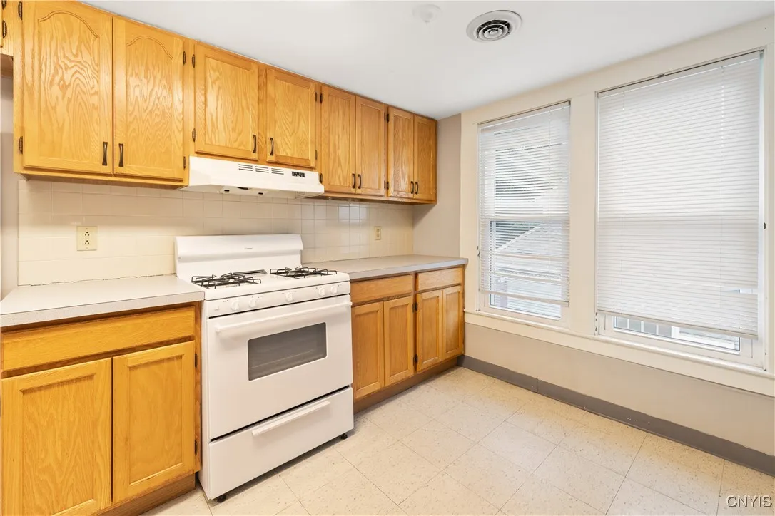 633 Park Avenue, Syracuse, New York 13204, Syracuse, New York 13204, 5 Bedrooms Bedrooms, ,3 BathroomsBathrooms,Residential,For Sale,633 Park Avenue, Syracuse, New York 13204,S1632324