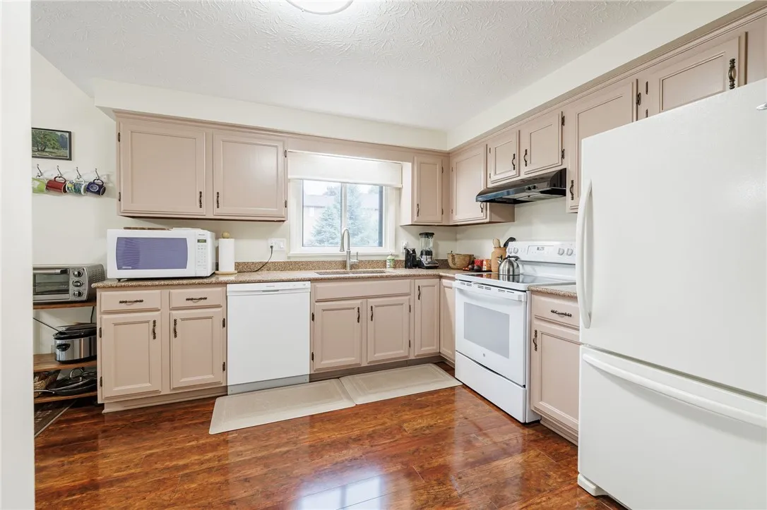 8 Treetop Dr, Perinton, New York 14450, Perinton, New York 14450, 2 Bedrooms Bedrooms, 5 Rooms Rooms,1 BathroomBathrooms,Residential,For Sale,8 Treetop Dr, Perinton, New York 14450,R1632328
