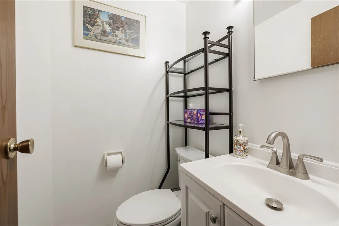 8 Treetop Dr, Perinton, New York 14450, Perinton, New York 14450, 2 Bedrooms Bedrooms, 5 Rooms Rooms,1 BathroomBathrooms,Residential,For Sale,8 Treetop Dr, Perinton, New York 14450,R1632328