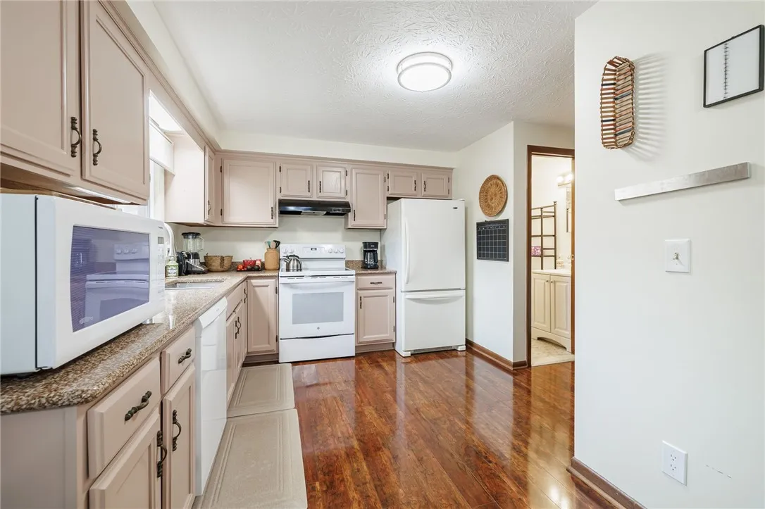 8 Treetop Dr, Perinton, New York 14450, Perinton, New York 14450, 2 Bedrooms Bedrooms, 5 Rooms Rooms,1 BathroomBathrooms,Residential,For Sale,8 Treetop Dr, Perinton, New York 14450,R1632328