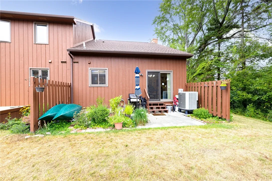 8 Treetop Dr, Perinton, New York 14450, Perinton, New York 14450, 2 Bedrooms Bedrooms, 5 Rooms Rooms,1 BathroomBathrooms,Residential,For Sale,8 Treetop Dr, Perinton, New York 14450,R1632328