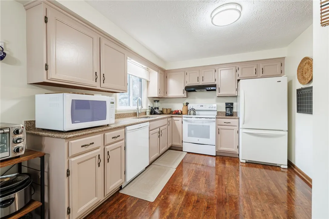 8 Treetop Dr, Perinton, New York 14450, Perinton, New York 14450, 2 Bedrooms Bedrooms, 5 Rooms Rooms,1 BathroomBathrooms,Residential,For Sale,8 Treetop Dr, Perinton, New York 14450,R1632328