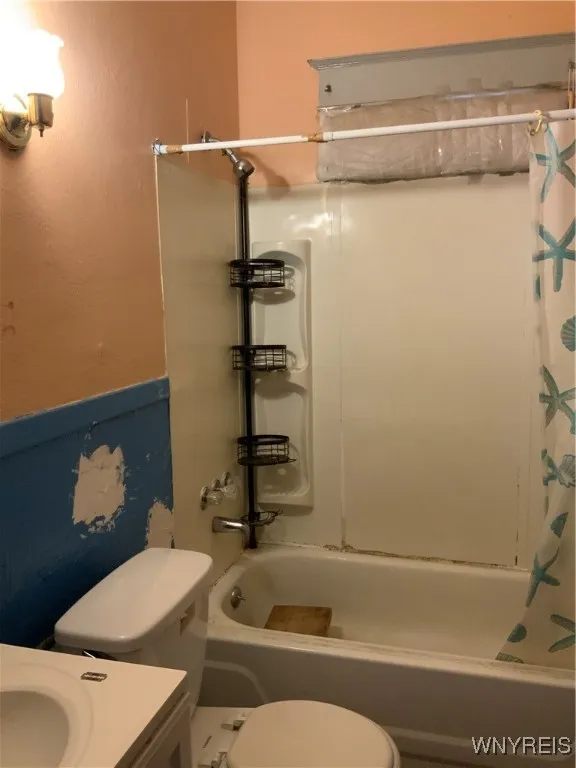 562 Fargo Avenue, Buffalo, New York 14213, Buffalo, New York 14213, 2 Bedrooms Bedrooms, 5 Rooms Rooms,1 BathroomBathrooms,Residential Lease,For Rent,562 Fargo Avenue, Buffalo, New York 14213,B1632738
