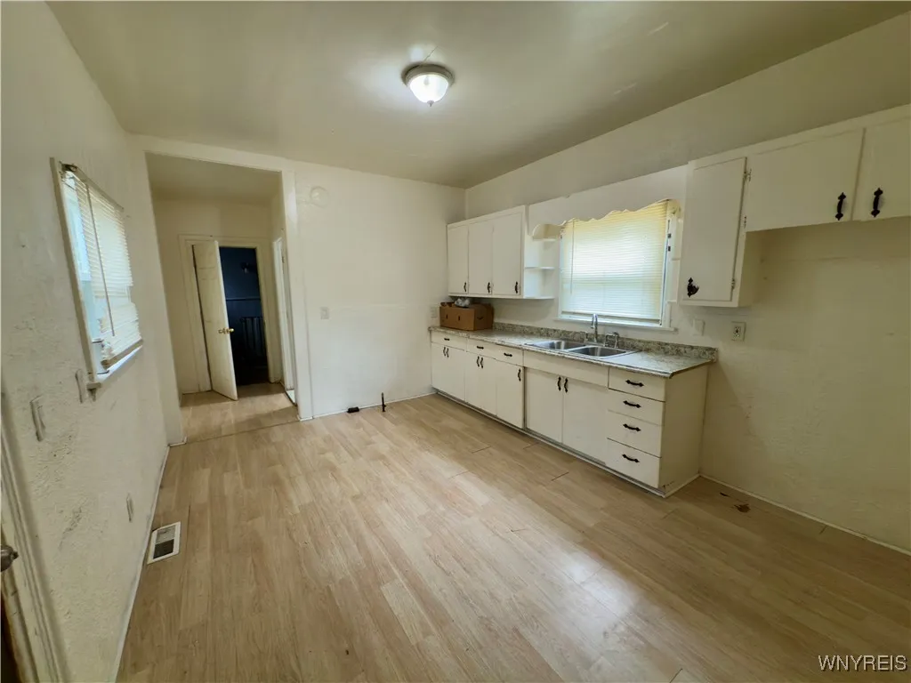 198 Grape Street, Buffalo, New York 14204, Buffalo, New York 14204, 4 Bedrooms Bedrooms, 9 Rooms Rooms,1 BathroomBathrooms,Residential,For Sale,198 Grape Street, Buffalo, New York 14204,B1632729