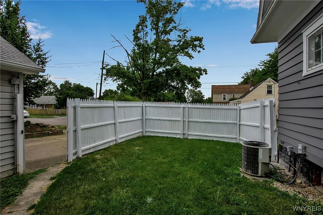 1226 Roselle Avenue, Niagara Falls, New York 14305, Niagara Falls, New York 14305, 5 Bedrooms Bedrooms, 11 Rooms Rooms,2 BathroomsBathrooms,Residential,Closed,1226 Roselle Avenue, Niagara Falls, New York 14305,0,B1632502