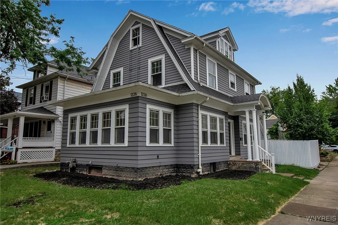 1226 Roselle Avenue, Niagara Falls, New York 14305, Niagara Falls, New York 14305, 5 Bedrooms Bedrooms, 11 Rooms Rooms,2 BathroomsBathrooms,Residential,Closed,1226 Roselle Avenue, Niagara Falls, New York 14305,0,B1632502