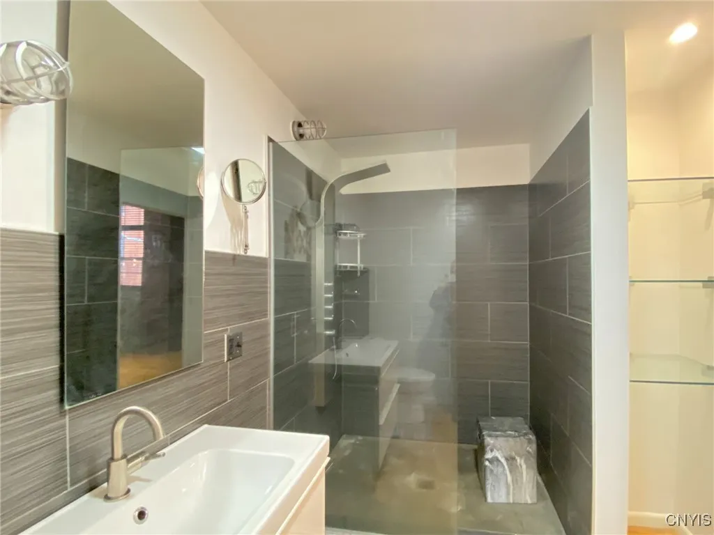 412 Main Street, Utica, New York 13501, Utica, New York 13501, 2 Bedrooms Bedrooms, 5 Rooms Rooms,1 BathroomBathrooms,Residential Lease,For Rent,412 Main Street, Utica, New York 13501,S1632830