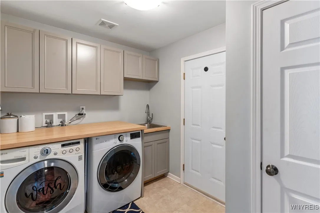 2284 Agassiz Drive, Hamburg, New York 14085, Hamburg, New York 14085, 4 Bedrooms Bedrooms, 9 Rooms Rooms,3 BathroomsBathrooms,Residential,For Sale,2284 Agassiz Drive, Hamburg, New York 14085,B1632724