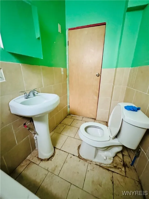 285 Winslow Avenue, Buffalo, New York 14211, Buffalo, New York 14211, 6 Bedrooms Bedrooms, ,2 BathroomsBathrooms,Residential,For Sale,285 Winslow Avenue, Buffalo, New York 14211,B1632758