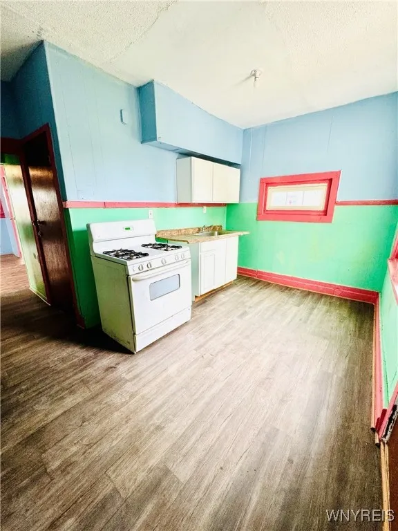 285 Winslow Avenue, Buffalo, New York 14211, Buffalo, New York 14211, 6 Bedrooms Bedrooms, ,2 BathroomsBathrooms,Residential,For Sale,285 Winslow Avenue, Buffalo, New York 14211,B1632758