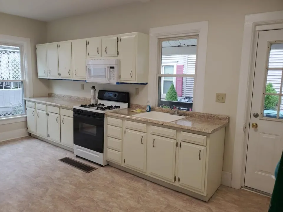 Eat in kitche with lot of counter space